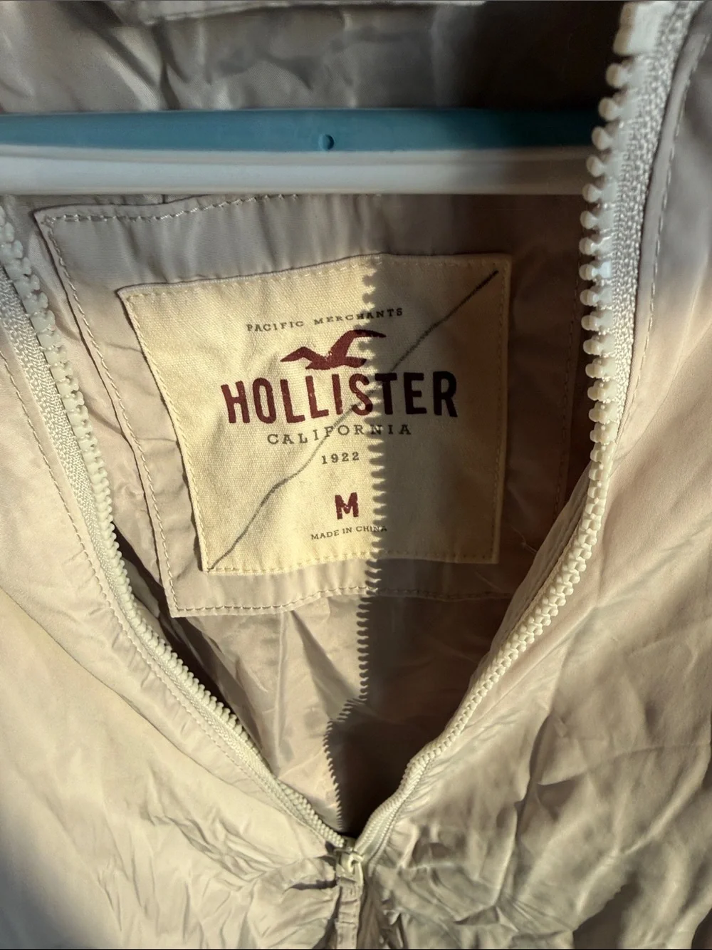 Hollister men’s Light Beige Bomber Jacket - Size M